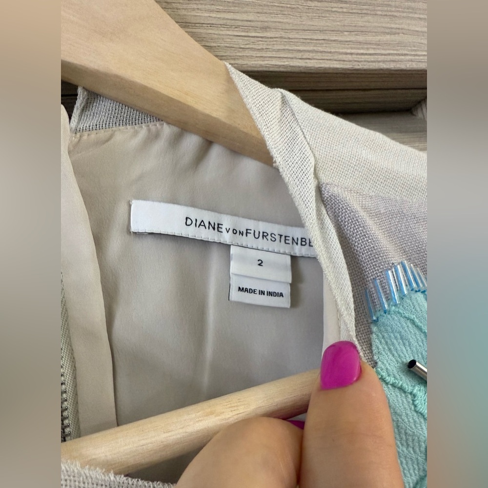 Diane Von Furstenberg Floral Zipper Gray Stones Viscose Blouse Size 2 - Picture 3 of 12